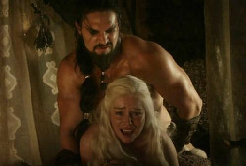 Game Of Thrones Le Viol De Daenerys Raconté Avec Humour Par Emilia Clarke Premiere Fr