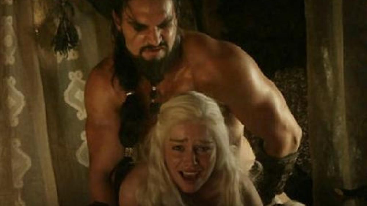 Game of Thrones : le viol de Daenerys raconté avec humour par Emilia Clarke  | Premiere.fr