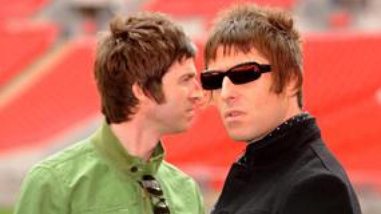 Oasis : la mère de Liam et Noel pense qu’une réconciliation est possible !  Premiere.fr