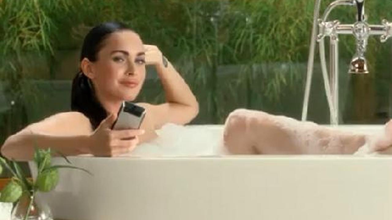 VIDEO - Megan Fox très hot dans son bain ! | Premiere.fr