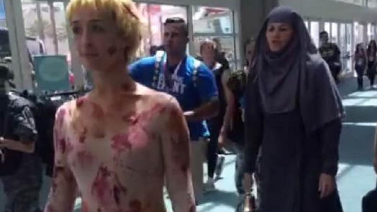 Game Of Thrones Une Fan Rejoue La Marche De La Honte Au Beau Milieu Du Comic Con Premiere Fr