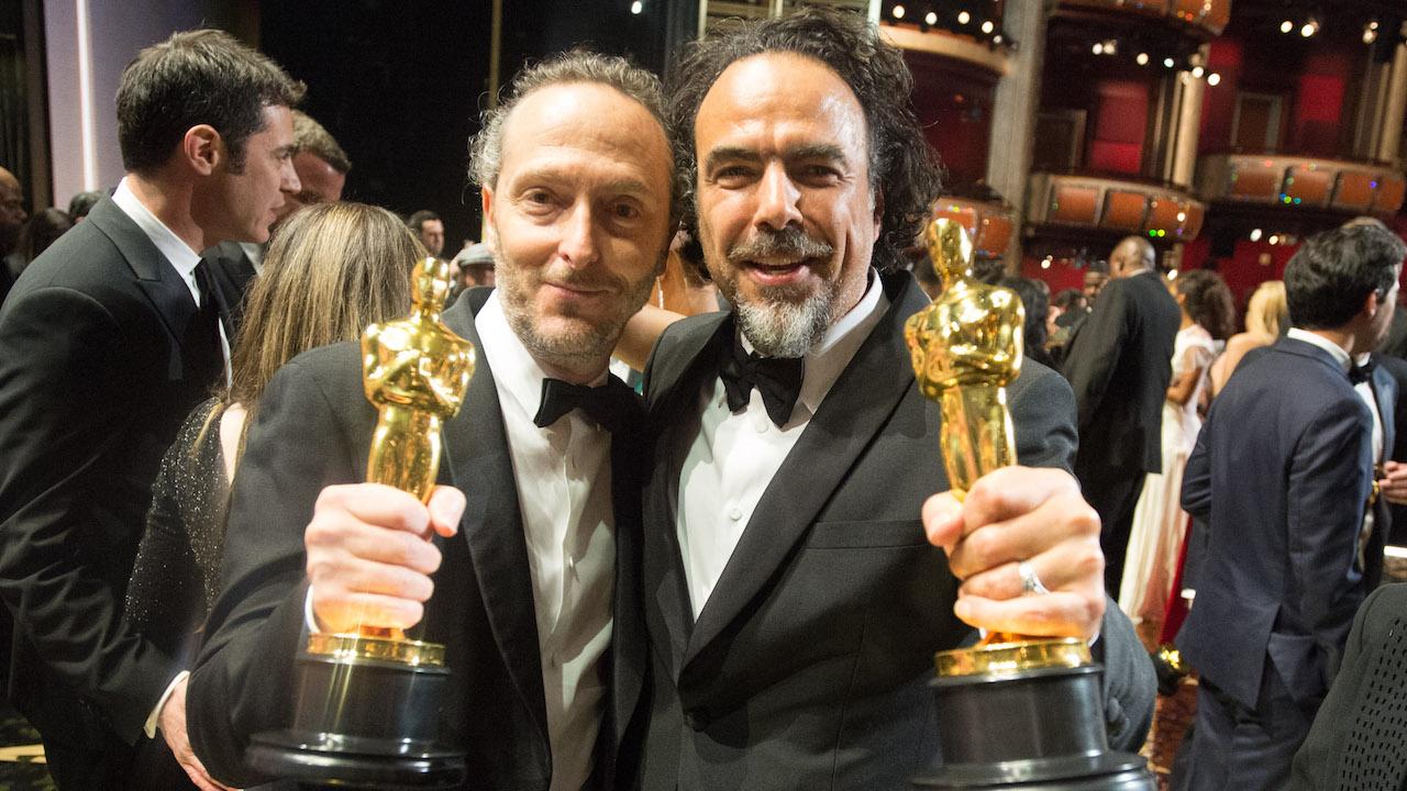 Le chef opérateur Emmanuel Lubezki, avec Alejandro González Iñárritu, récompensés pour The Revenant lors des Oscars 2016
