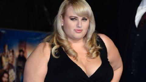 Rebel Wilson assume complètement ses kilos en trop | Premiere.fr