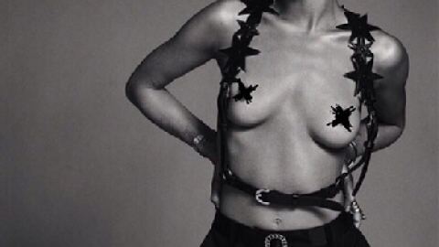 Zoe Kravitz Pose Topless Pour Flaunt Magazine Premiere Fr