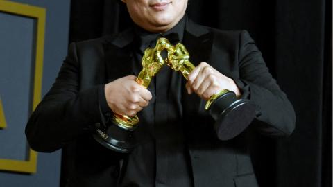 Oscars 2020 : Bong Joon-ho s'amuse avec ses statuettes