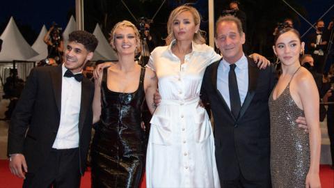Cannes 2021 : Laïs Salameh, Vincent Lindon, Julia Ducournau, Agathe Rousselle et Garance Marillier sur le tapis rouge de Titane