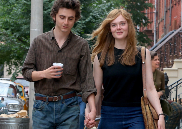 Elle Fanning et Timothée Chalamet, complices sur le tournage du biopic de Bob Dylan [photos]